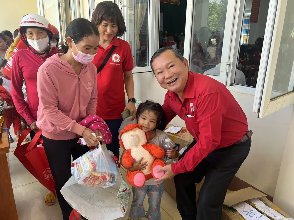 Ông Nguyễn Hoàng Ân, Phó Chủ tịch Hội Chữ thập đỏ TPHCM tặng quà cho trẻ em nghèo ở xã Ea Ktur Ông Nguyễn Hoàng Ân, Phó Chủ tịch Hội Chữ thập đỏ TPHCM tặng quà cho trẻ em nghèo ở xã Ea Ktur