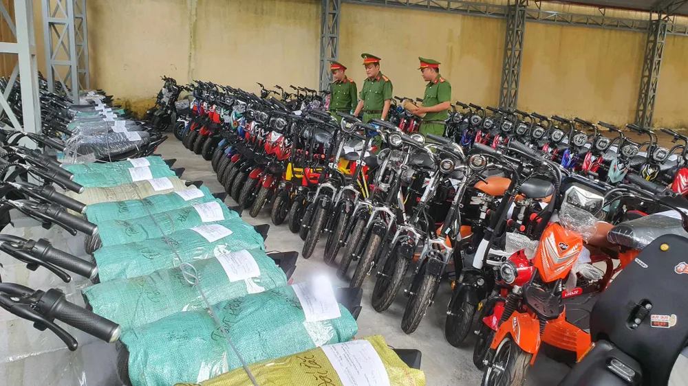 Hơn 100 xe điện không có hồ sơ nguồn gốc, xuất xứ bị công an thu giữ Hơn 100 xe điện không có hồ sơ nguồn gốc, xuất xứ bị công an thu giữ