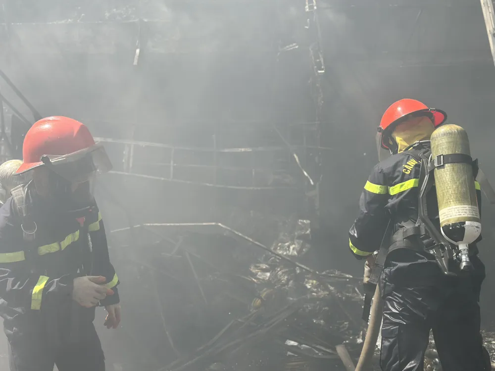 Lực lượng chức năng đang nỗ lực dập lửa