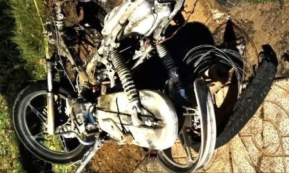 Chiếc xe máy bị cháy trơ khung