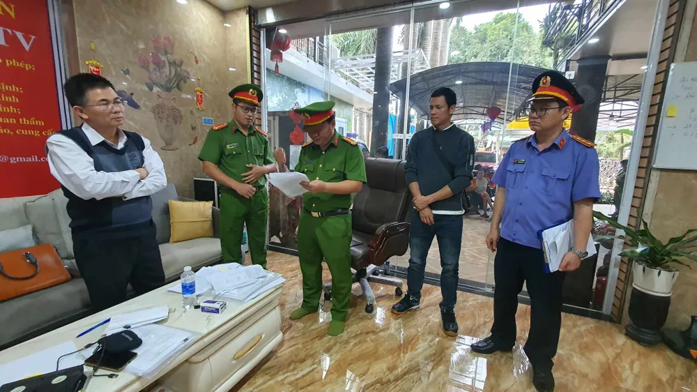 Cơ quan chức năng đang tống đạt các quyết định khởi tố và lệnh bắt tạm giam đối với Trần Minh Lợi