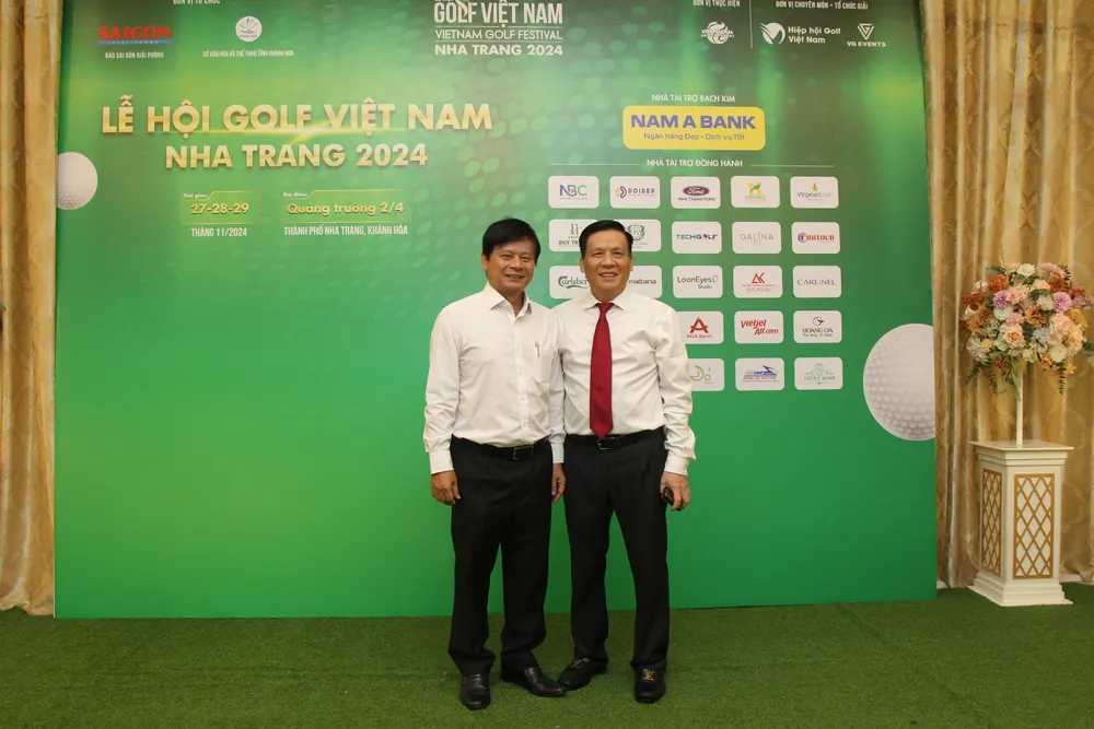 Phó Tổng Biên tập Báo SGGP Nguyễn Ngọc Anh (bên phải) chụp ảnh lưu niệm cùng Phó Chủ tịch Hội Nhà báo Việt Nam phụ trách phía Nam Trần Trọng Dũng