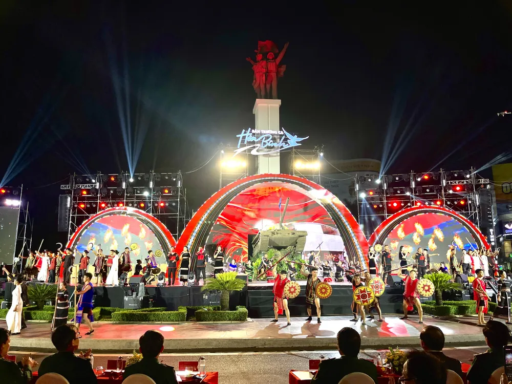 Chương trình "Bản trường ca hoà bình" được tổ chức tại Tượng đài Chiến thắng Buôn Ma Thuột