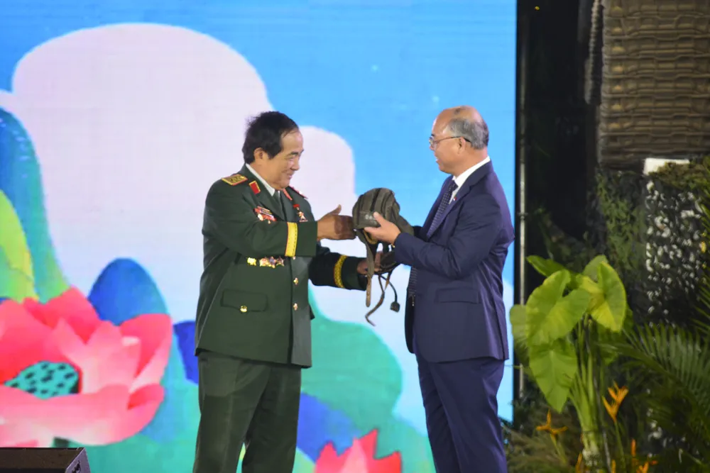 Trung tướng Đoàn Sinh Hưởng tặng kỷ vật mũ xe tăng 980 cho tỉnh Đắk Lắk