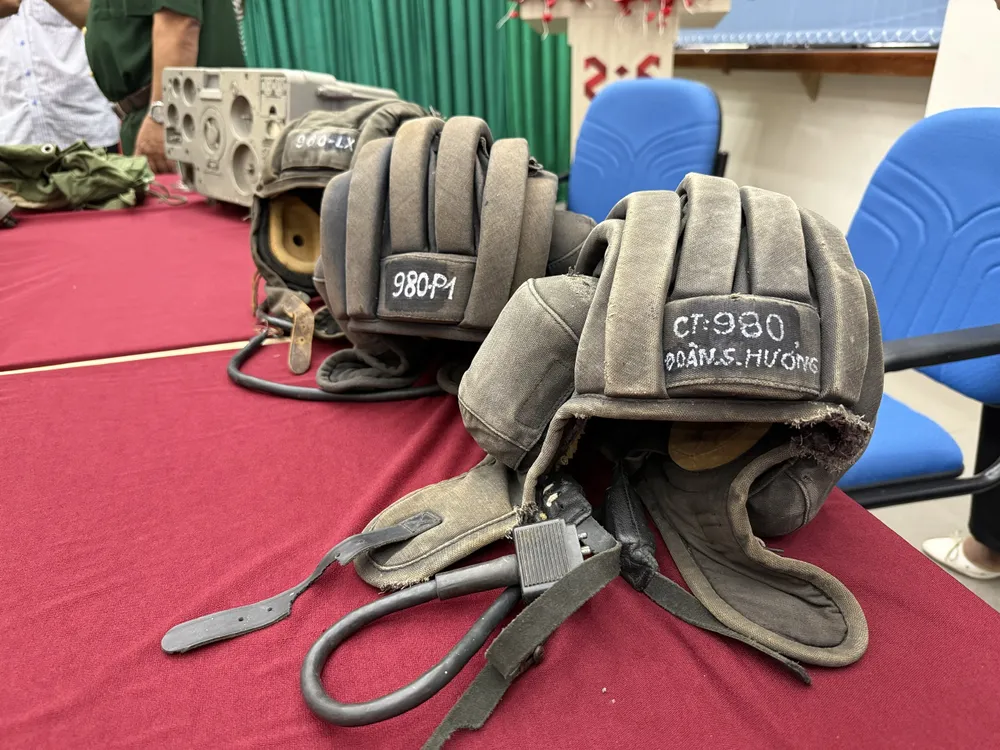 4 chiếc mũ được Trung tướng Đoàn Sinh Hưởng trao tặng tỉnh Đắk Lắk