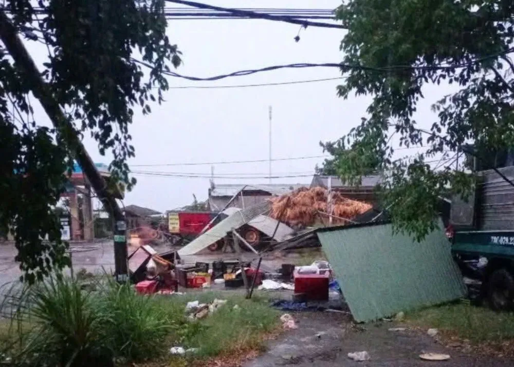 Giông lốc làm tốc mái nhiều căn nhà tại xã Sơn Thành