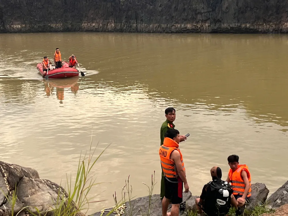 Lực lượng chức năng đang tổ chức trục vớt những thanh niên mất tích dưới Hồ Đá Xanh