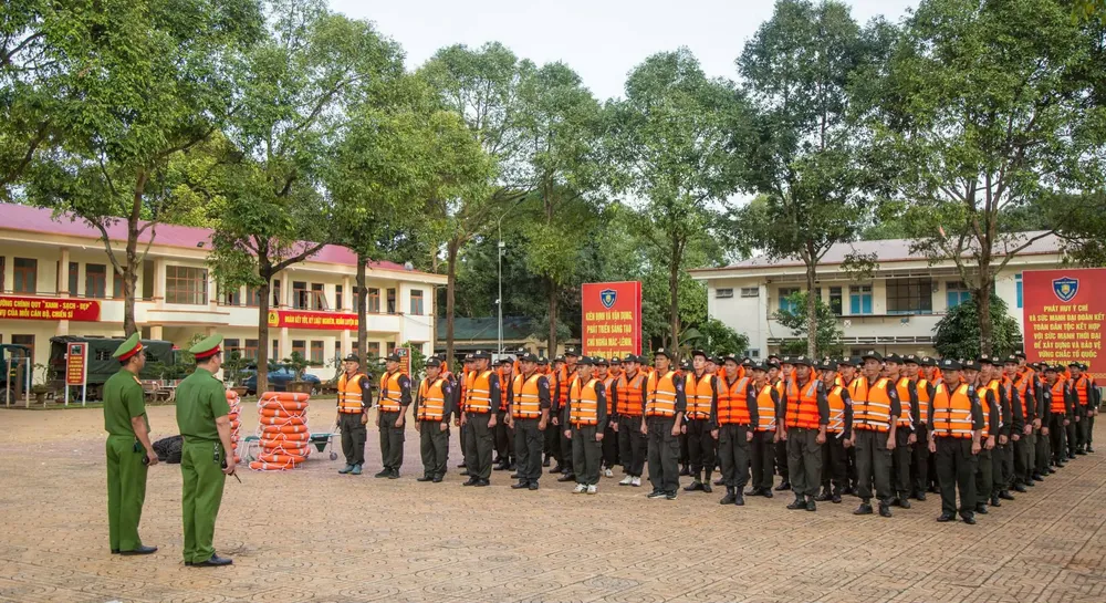 300 cán bộ, chiến sĩ phòng Cảnh sát cơ động, Công an tỉnh Đắk Lắk xuất quân xuống các xã, phường hỗ trợ người dân phòng chống bão