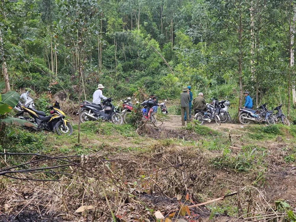 Lực lượng chức năng đang phong toả hiện trường tìm kiếm máy bay rơi ở phường Đông Hoà