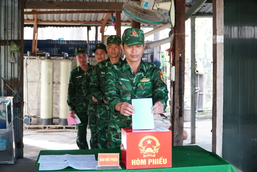 Các hòm phiếu lưu động cũng được đưa vào các chốt, trạm để cán bộ, chiến sĩ thực hiện quyền, nghĩa vụ công dân