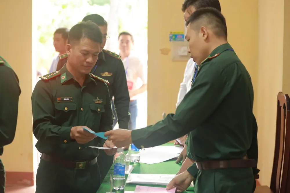 Phát phiếu bầu cử cho cử tri