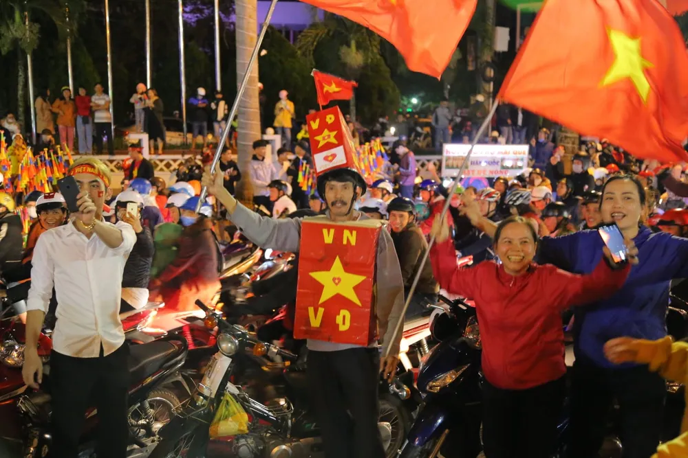 Cả nước xuống đường mừng vô địch bóng đá nam SEA games 30 ảnh 37
