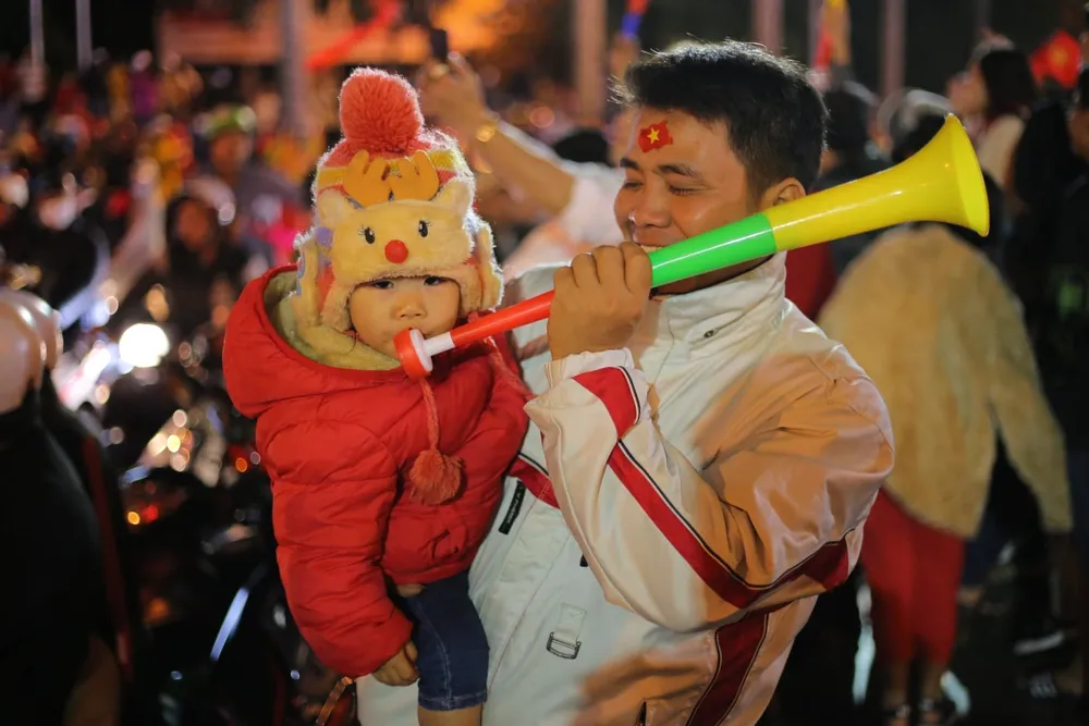 Cả nước xuống đường mừng vô địch bóng đá nam SEA games 30 ảnh 35