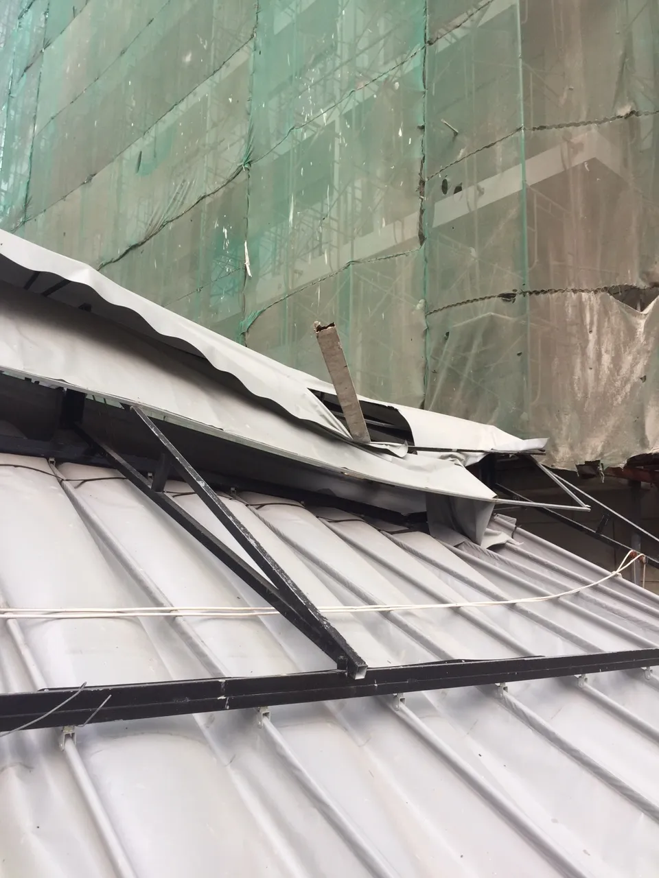 Công trình TMS Luxury Hotel Đà Nẵng thi công ẩu gây nguy hiểm cho người dân  ảnh 2