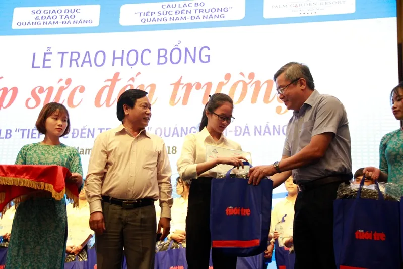 Trao học bổng cho 141 tân sinh viên vượt khó học giỏi ảnh 1