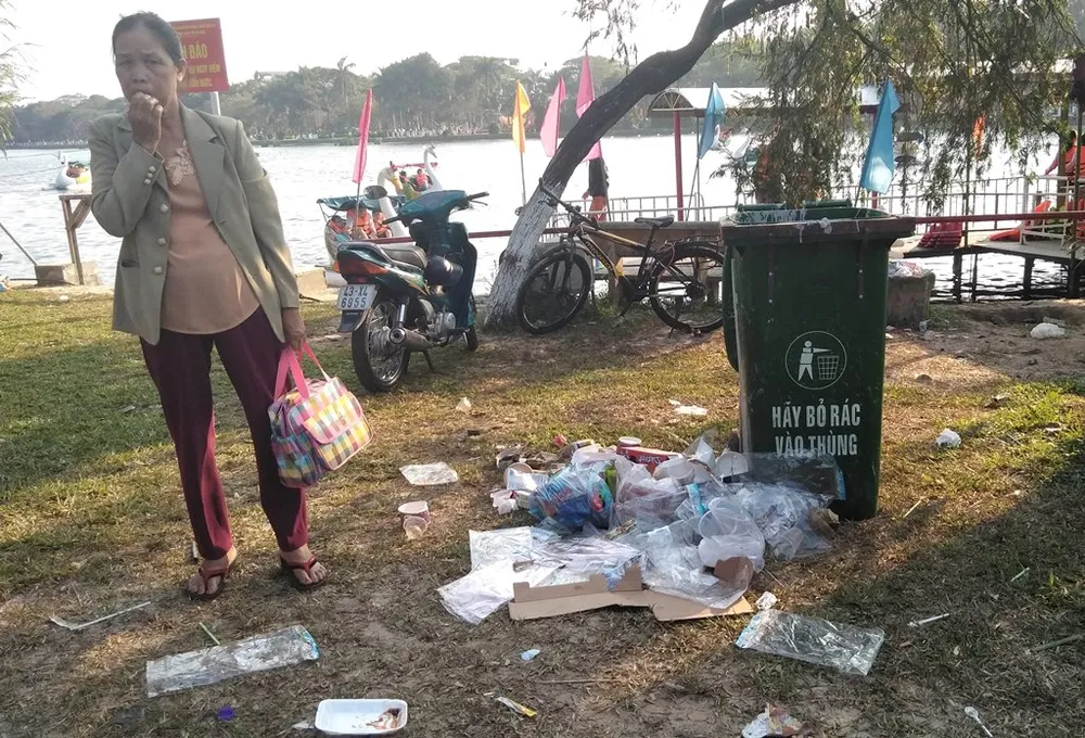 Đà Nẵng: Công viên 29 tháng 3 ngập rác sau tết ảnh 10