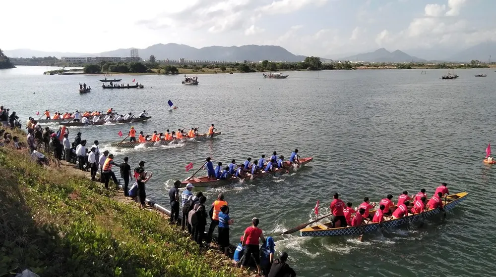 Sôi động giải đua thuyền truyền thống trên sông Cu Đê  ảnh 2