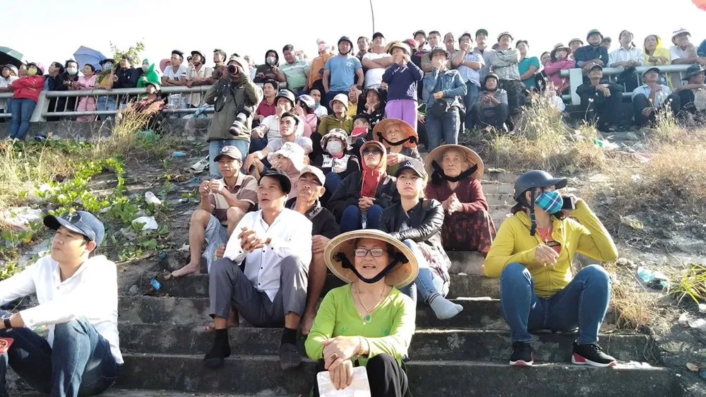 Sôi động giải đua thuyền truyền thống trên sông Cu Đê  ảnh 3