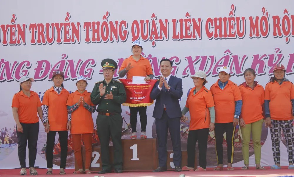 Sôi động giải đua thuyền truyền thống trên sông Cu Đê  ảnh 4