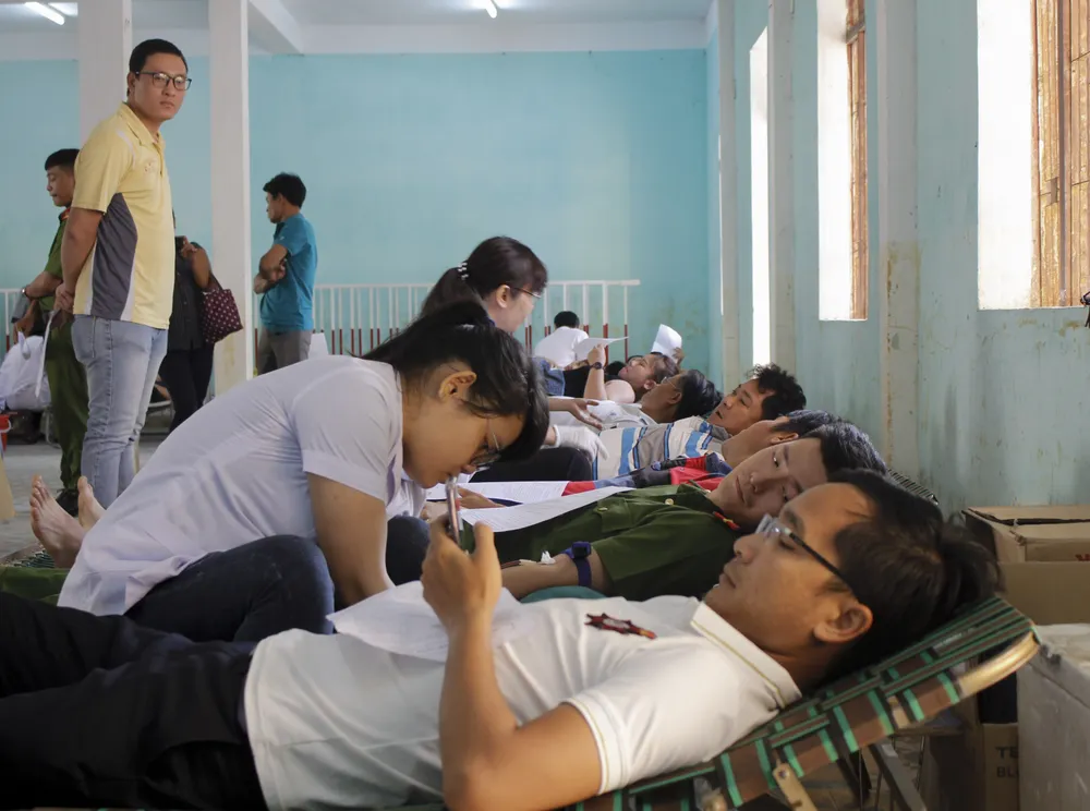 Thu hơn 300 đơn vị máu từ “Lễ hội xuân hồng” ảnh 2