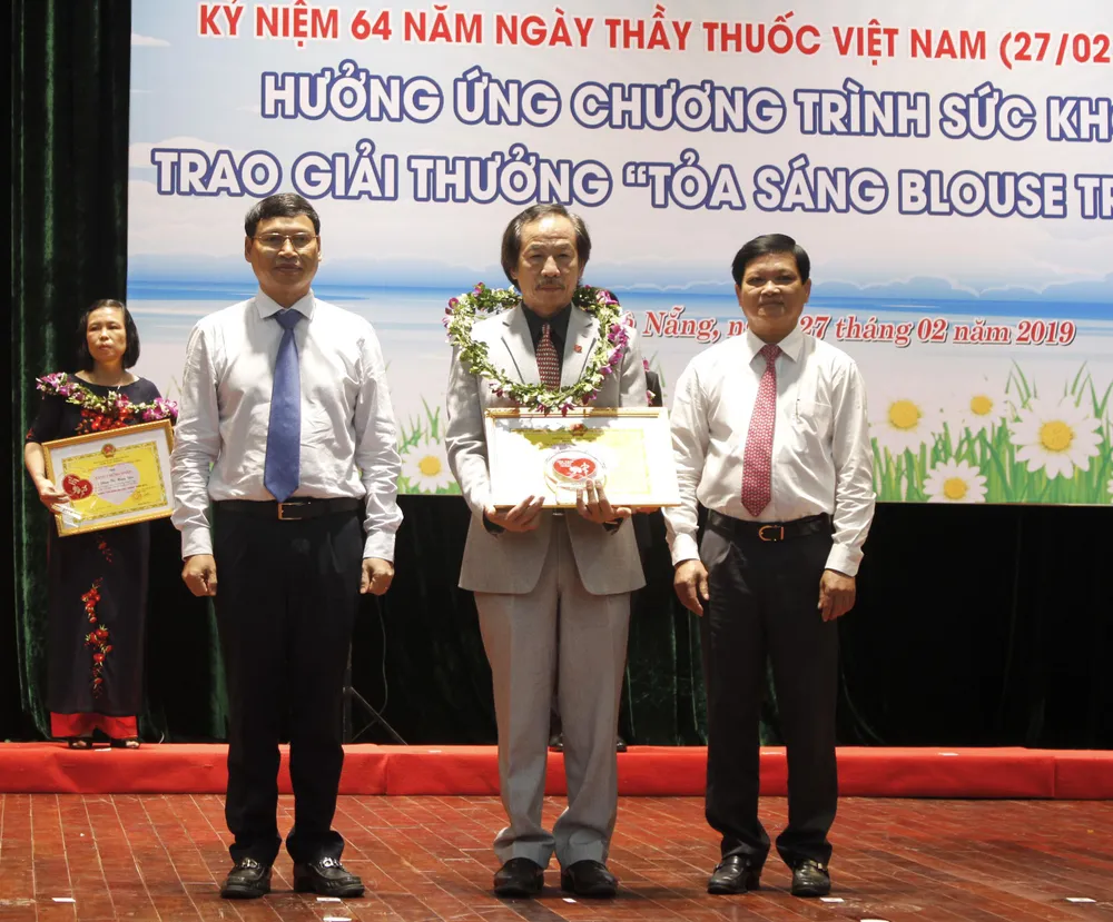 Đà Nẵng: Trao giải thưởng “Tỏa sáng Blouse trắng” cho 20 y, bác sĩ ảnh 1