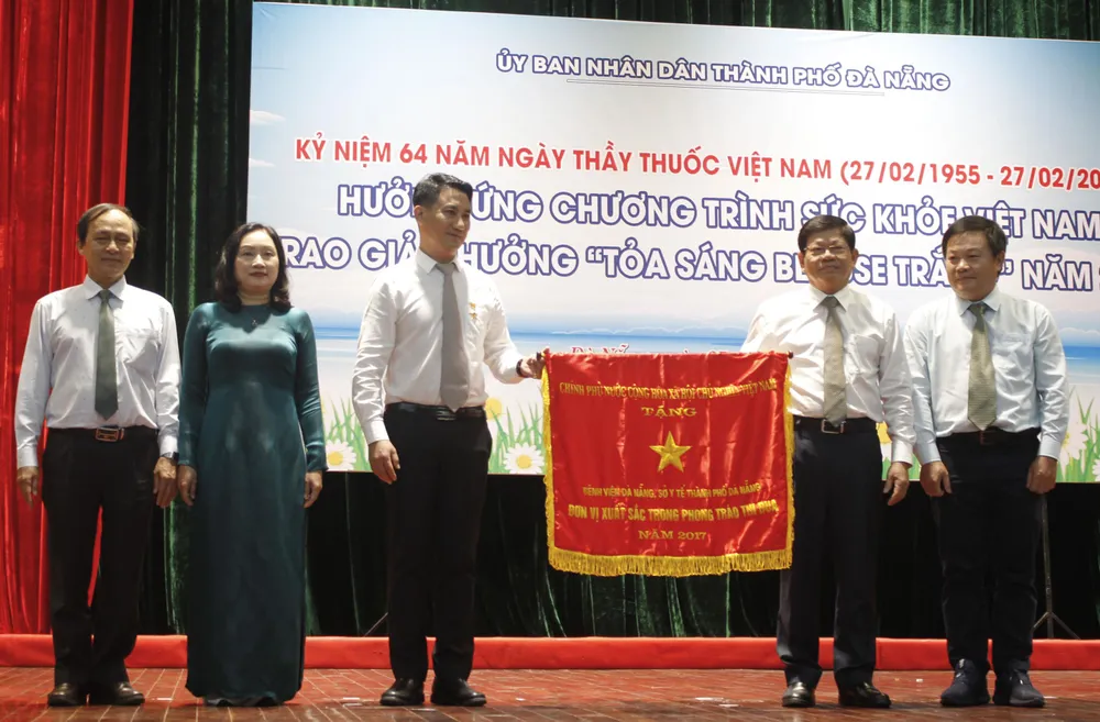 Đà Nẵng: Trao giải thưởng “Tỏa sáng Blouse trắng” cho 20 y, bác sĩ ảnh 2