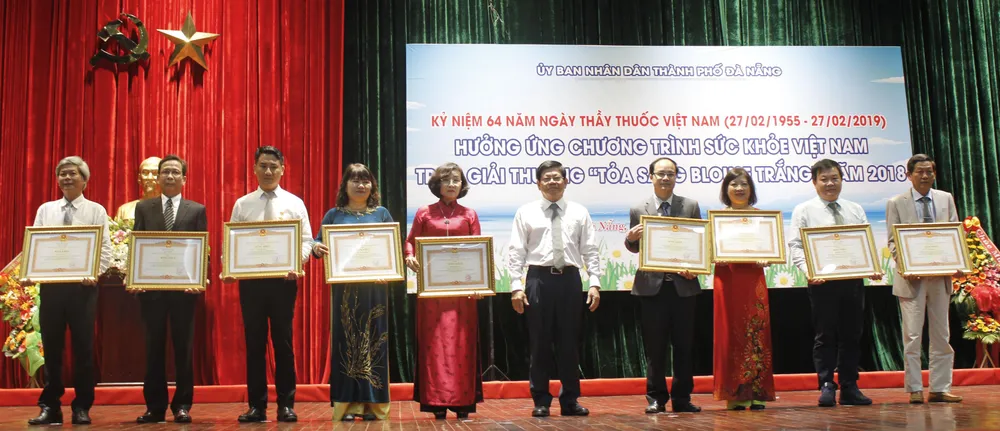 Đà Nẵng: Trao giải thưởng “Tỏa sáng Blouse trắng” cho 20 y, bác sĩ ảnh 3