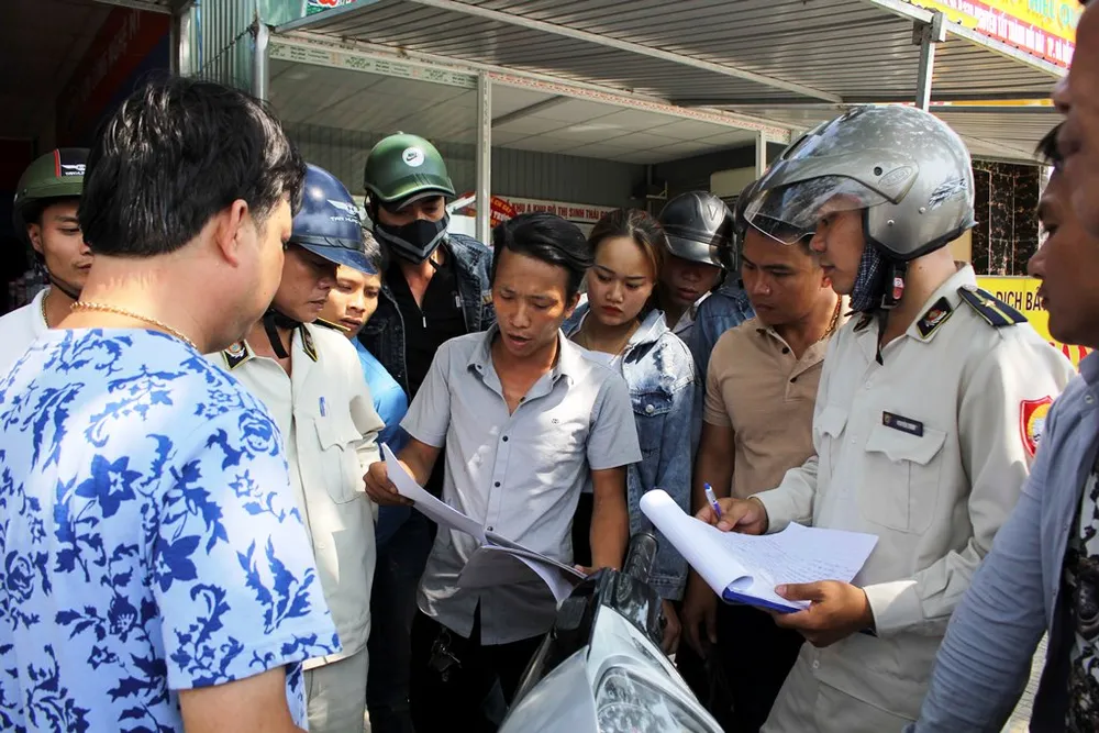 Đà Nẵng tiến hành tháo dỡ các ki-ốt kinh doanh bất động sản trái phép ảnh 2
