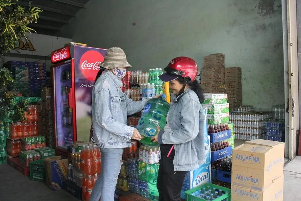 Đà Nẵng: Cúp nước liên tục, nước đóng chai “lên ngôi” ảnh 2