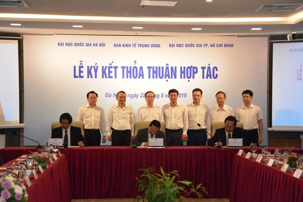 Ký kết hợp tác giữa Ban Kinh tế Trung ương và hai Đại học Quốc gia ảnh 1