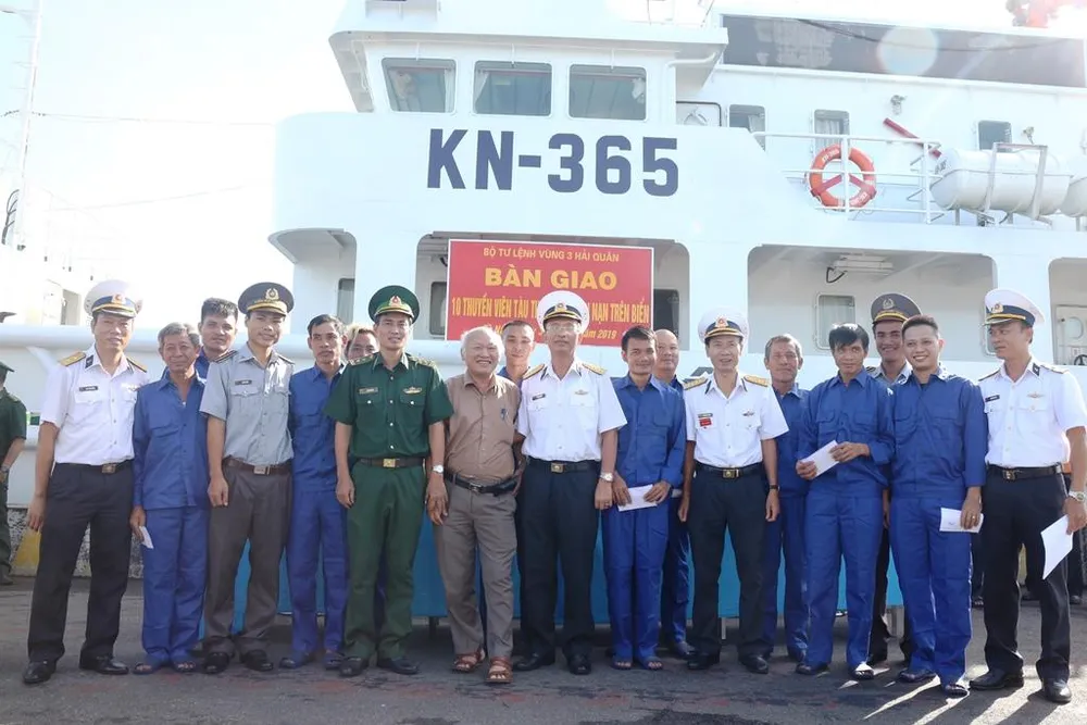 10 thuyền viên bị nạn khi tránh bão số 4 đã vào bờ an toàn ảnh 1