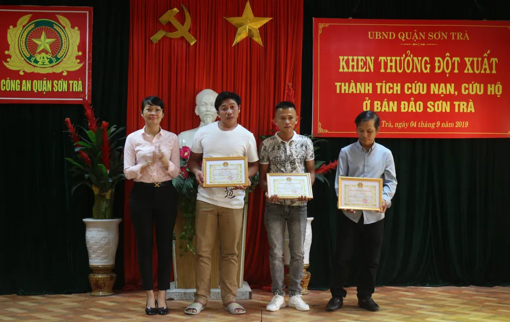 Truy tặng bằng khen cho công dân tử nạn trong lúc cứu người tại bán đảo Sơn Trà ảnh 1