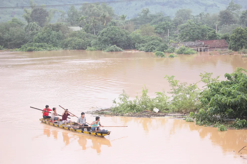 Quảng Trị: Di dời hàng ngàn hộ dân tránh lũ ảnh 1