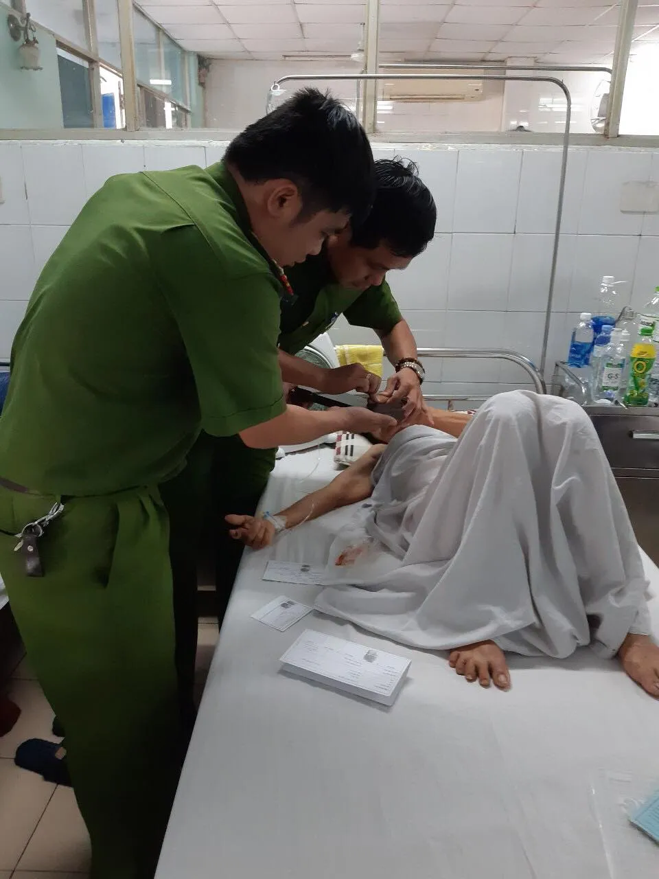 Đến tận giường bệnh làm giấy CMND cho người dân ảnh 1