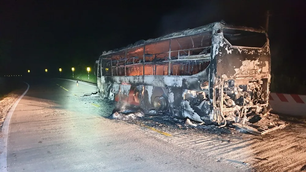 Xe khách bốc cháy trong đêm ảnh 1