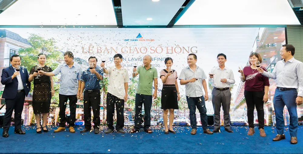 Trao sổ hồng cho cư dân 200 căn shophouse hạng sang ven hồ tại Đà Nẵng  ảnh 2