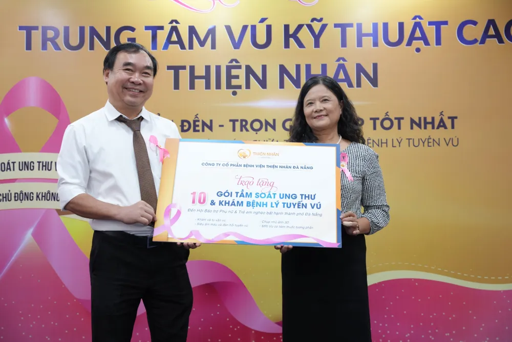 Hội Bảo trợ Phụ nữ &amp; Trẻ em nghèo bất hạnh TP. Đà Nẵng nhận các gói tài trợ tầm soát ung thư vú từ Thiện Nhân Hospital