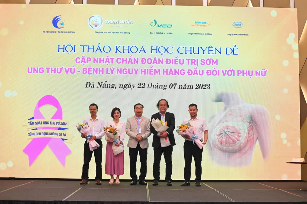 Ths.BS Ngô Đức Hải, Tổng Giám đốc Thiện Nhân Hospital tặng hoa cho các chủ tọa, báo cáo viên trong hội thảo Ths.BS Ngô Đức Hải, Tổng Giám đốc Thiện Nhân Hospital tặng hoa cho các chủ tọa, báo cáo viên trong hội thảo