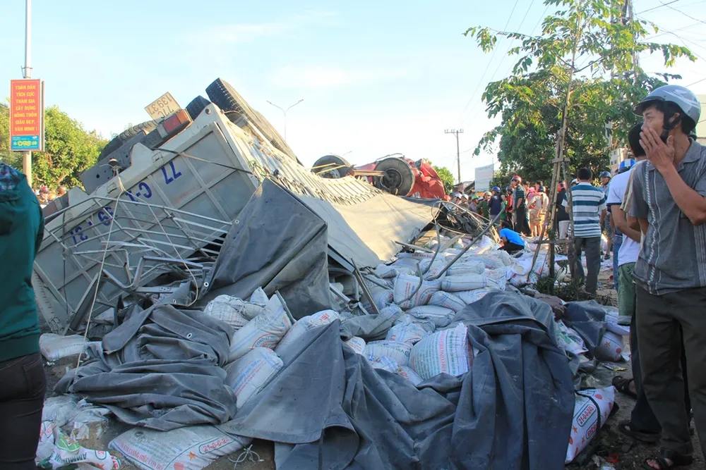 Xe tải và xe khách tông nhau: Ít nhất 13 người chết, 32 bị thương ảnh 1