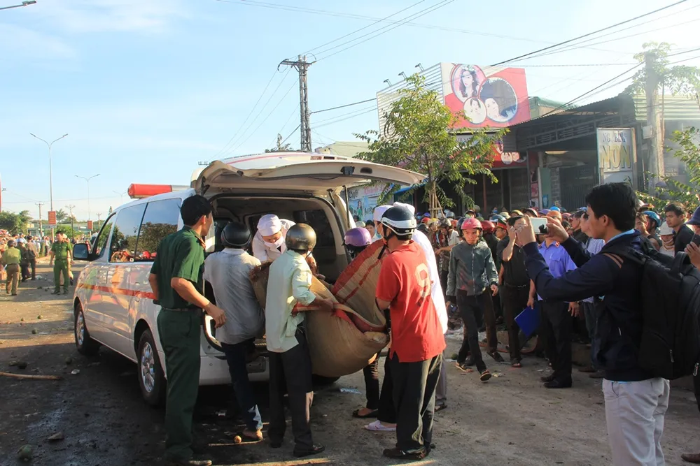 Xe tải và xe khách tông nhau: Ít nhất 13 người chết, 32 bị thương ảnh 2