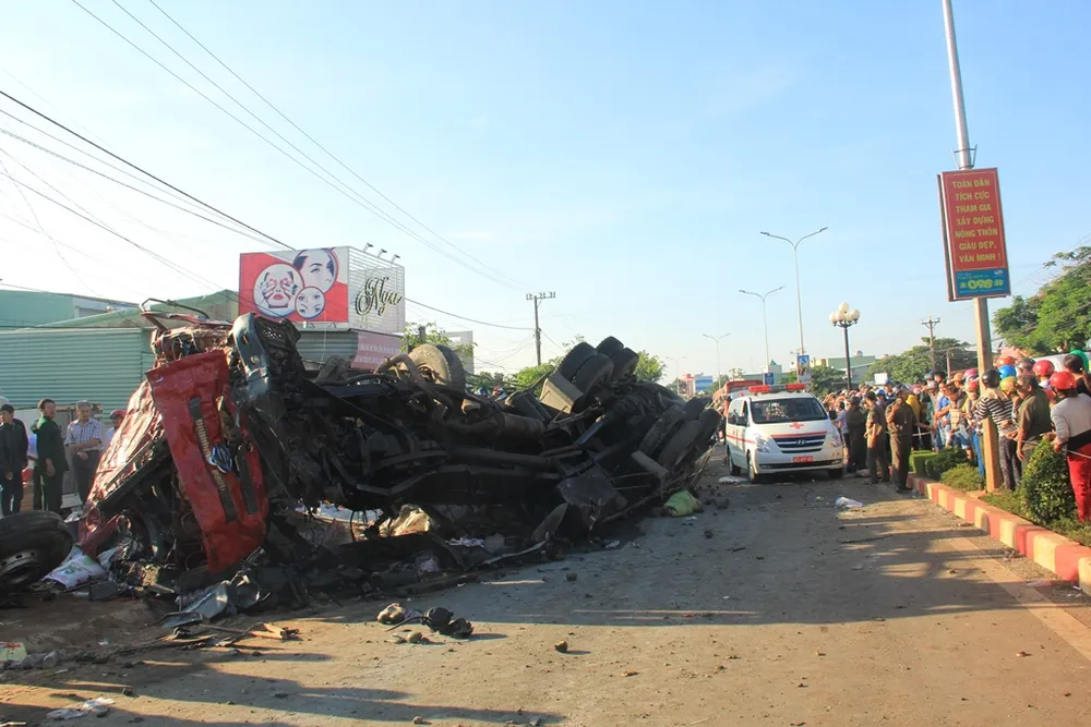 Xe tải và xe khách tông nhau: Ít nhất 13 người chết, 32 bị thương ảnh 3