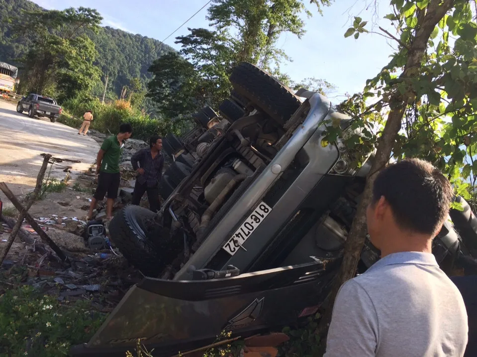 Lật xe đầu kéo trên đèo Lò Xo, 3 người bị thương nặng ảnh 2