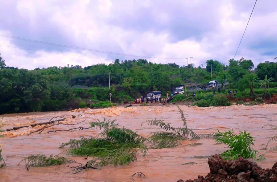 Cầu tràn bị nước nhấn chìm, dân dài cổ chờ nước rút	 ảnh 2