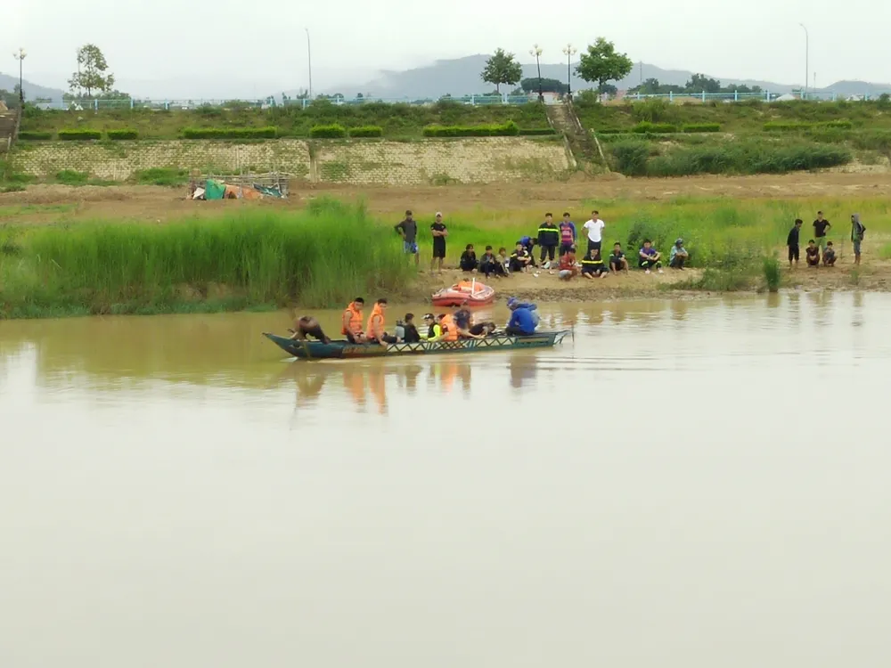 Lực lượng chức năng cùng người dân vẫn đang tích cực tìm kiếm nạn nhân vụ lật thuyền