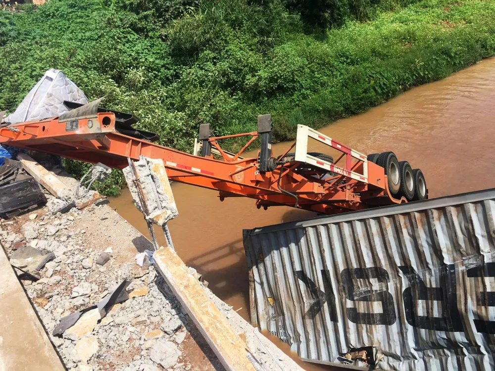 Xe đầu kéo chở gỗ đâm lan can cầu, tài xế tử vong ảnh 2