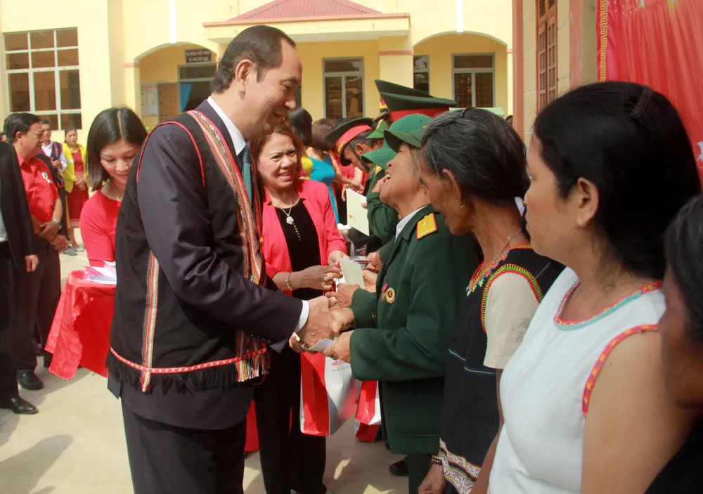 Chủ tịch nước Trần Đại Quang thăm, tặng quà đồng bào xã biên giới Rờ Kơi ảnh 2
