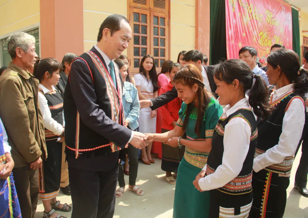 Chủ tịch nước Trần Đại Quang thăm, tặng quà đồng bào xã biên giới Rờ Kơi ảnh 3