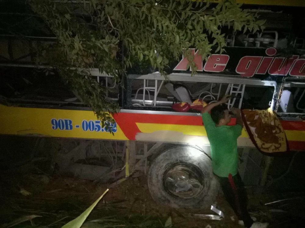 Xe khách lao xuống vực ở đèo Lò Xo, 1 người chết, 19 người bị thương ảnh 1