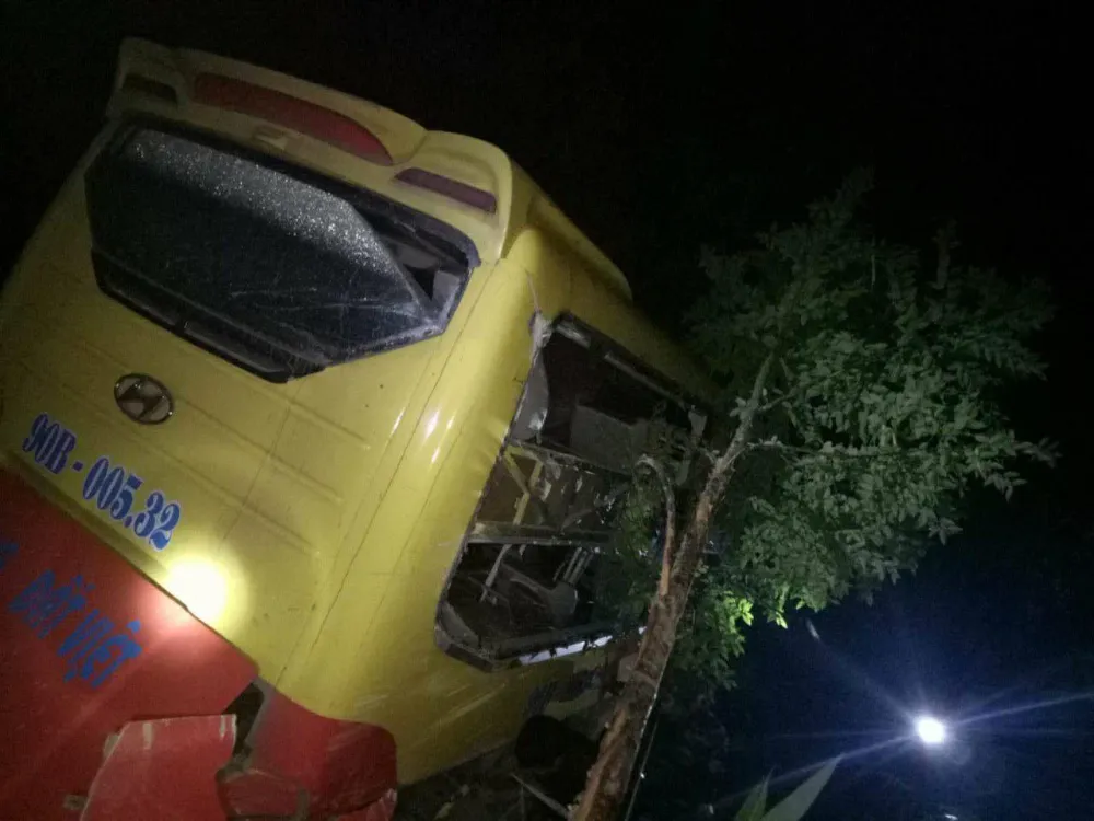 Xe khách lao xuống vực ở đèo Lò Xo, 1 người chết, 19 người bị thương ảnh 2