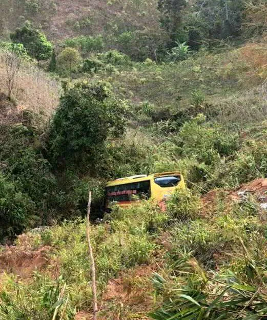 Xe khách lao xuống vực ở đèo Lò Xo, 1 người chết, 19 người bị thương ảnh 3